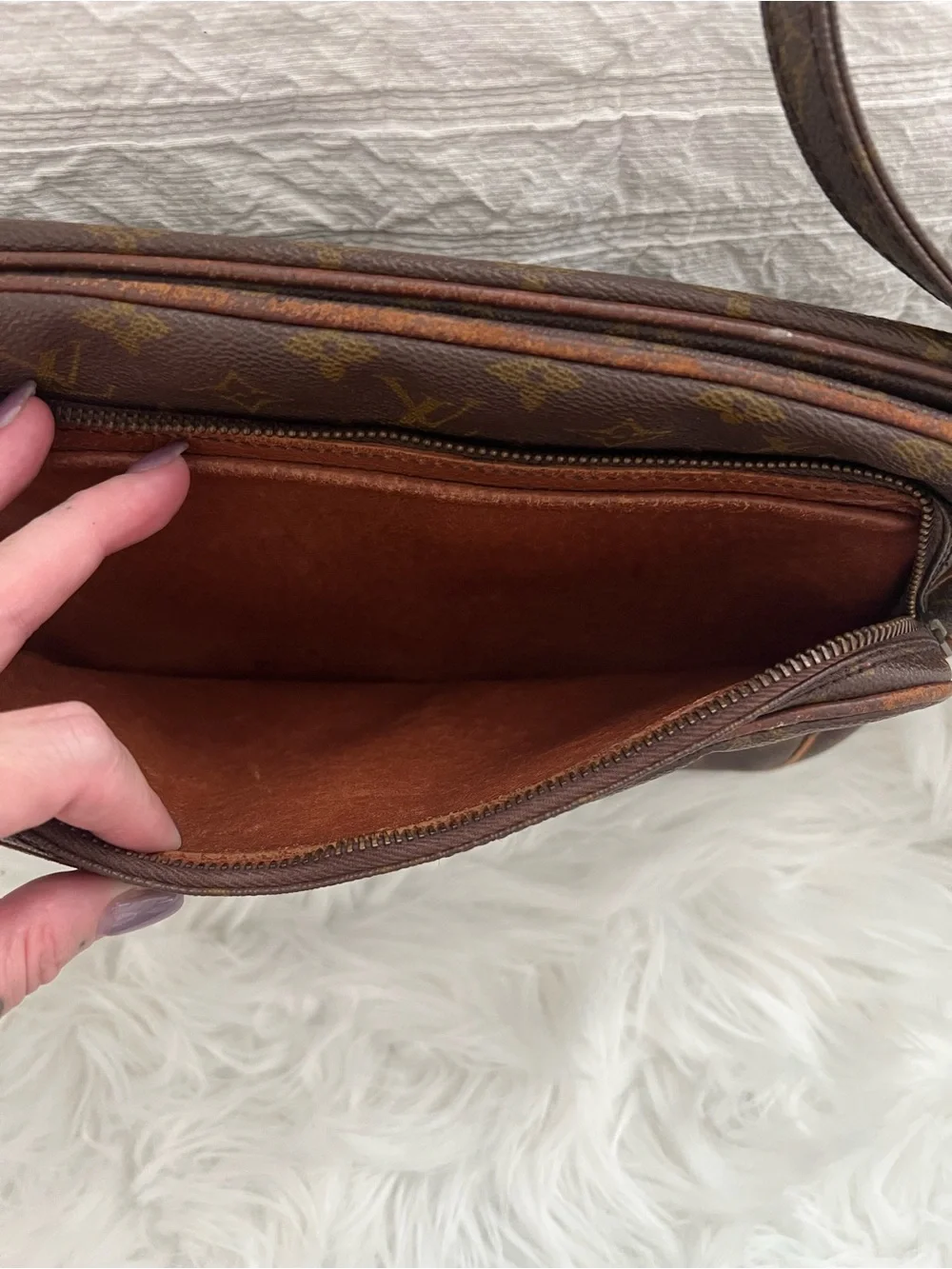 READ DESCRIPTION (2) Louis Vuitton Monogram Messenger Bags